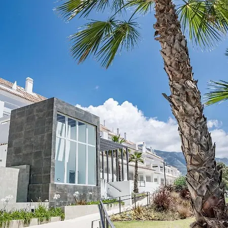 Charming 3 Bed Close To Puerto Banus With Gated Community , Lr11 Apartment