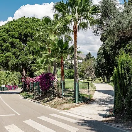Charming 3 Bed Close To Puerto Banus With Gated Community , Lr11 Apartment