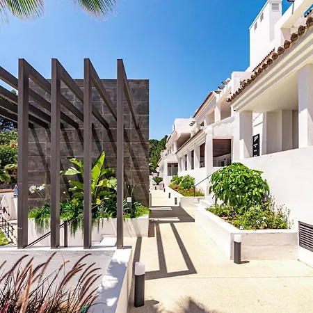 Charming 3 Bed Close To Puerto Banus With Gated Community , Lr11