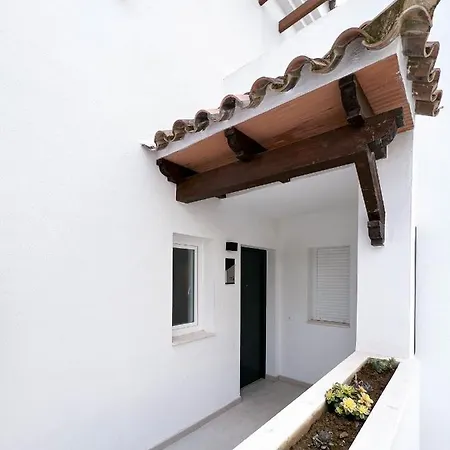 Charming 3 Bed Close To Puerto Banus With Gated Community , Lr11 Apartment