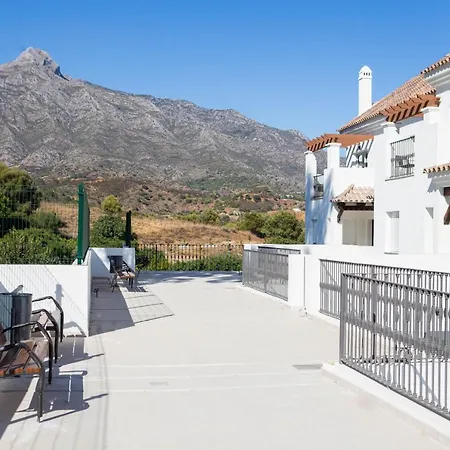 Charming 3 Bed Close To Puerto Banus With Gated Community , Lr11